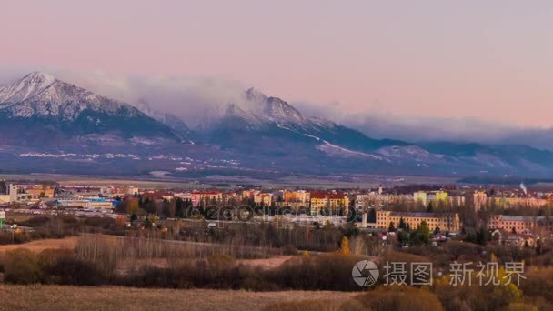 高塔特拉山区和斯洛伐克波普拉德市的视图。塔特拉山 上塔特拉山或 Tatra，是形成斯洛伐克和波兰之间的天然边界的山脉视频