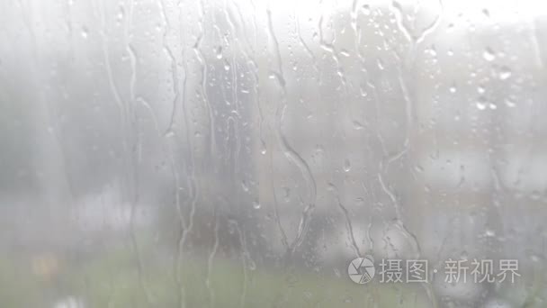 在窗口上，大雨的水滴。在窗口上的水滴