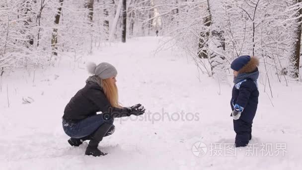 儿童和母亲在冬季森林特写