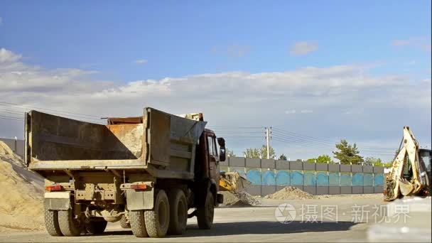 空等待装车上建设道路视频