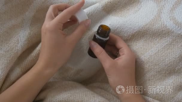 年轻女子倒从瓶药丸在手的特写视频