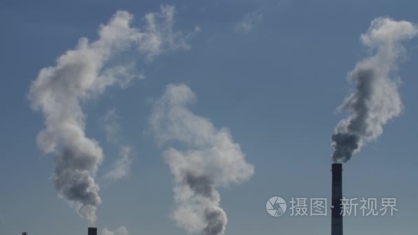 空气污染来自工厂的烟囱的烟视频