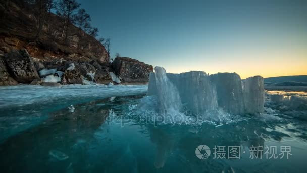 冰山在冰川湖像晶体在日出照亮视频