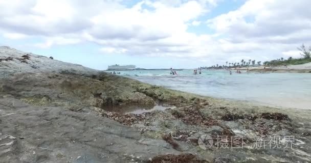 一个年轻的女人从他嘴里拿出一个温度计来检查温度。视频