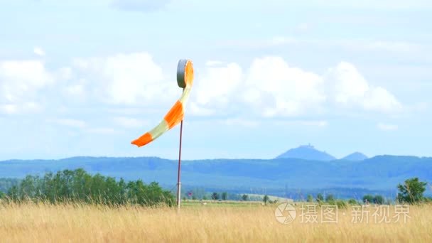 风袜子飞。夏天热日专用运动机场与被遗弃的风向袋，风吹和风向袋是懒动