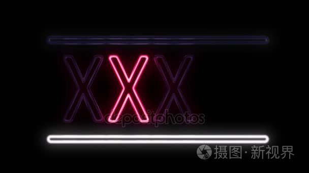 Xxx 和箭头霓虹灯签署在拐弯处的复古风格