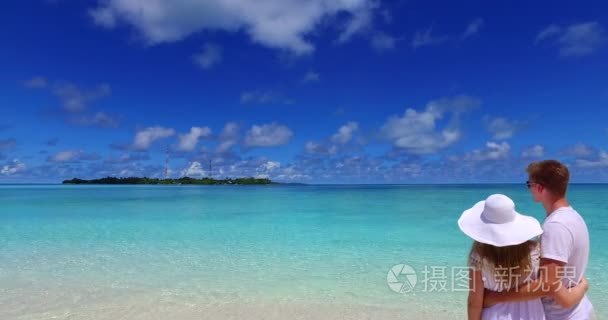v07495 马尔代夫白色沙滩 2 人一对年轻夫妇男人女人走在一起爱在阳光明媚的热带天堂岛上水上蓝蓝的天空海洋水 4 k
