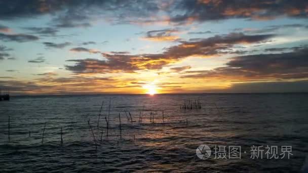 夕阳海背后有美丽的橙色天空视频