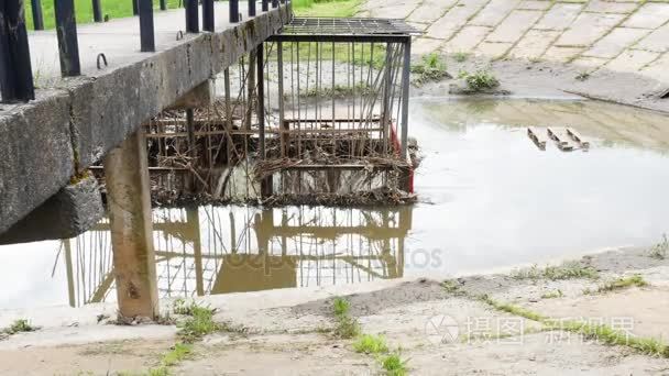 污水下水道水被排进油底壳视频