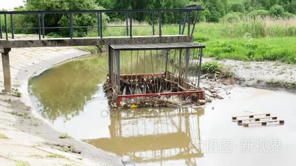 污水下水道水被排进油底壳视频