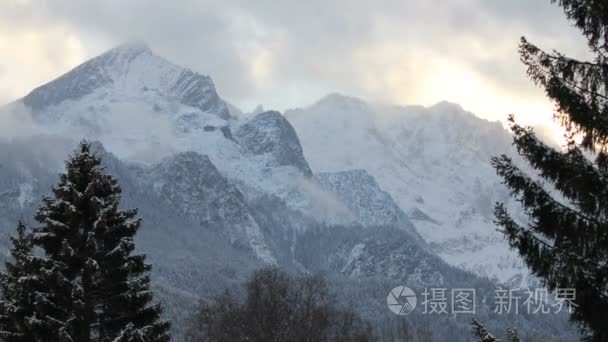 吹袭白雪皑皑群峰黄昏的云视频