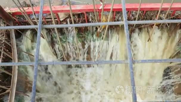 污水下水道水被排进油底壳视频