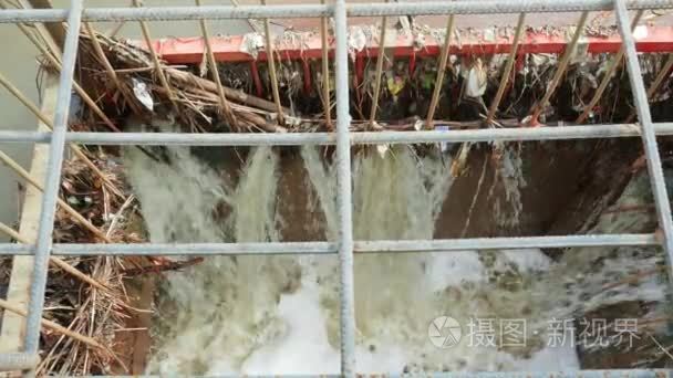 污水下水道水被排进油底壳视频