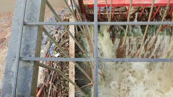 污水下水道水被排进油底壳视频