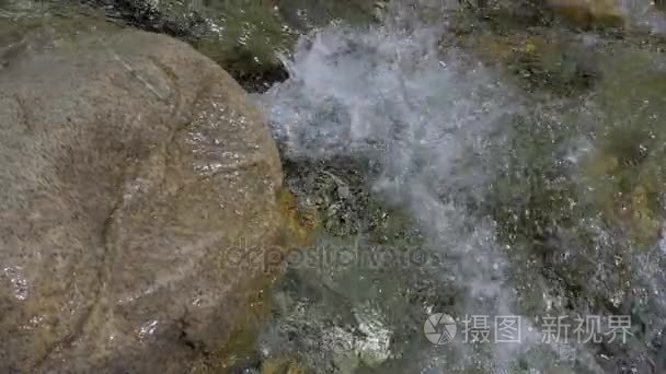 水在山区河流在慢动作视频