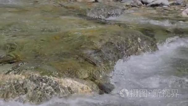 水在山区河流在慢动作视频