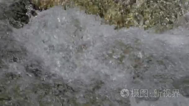 水在山区河流在慢动作视频