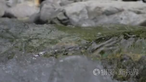 水在山区河流在慢动作视频