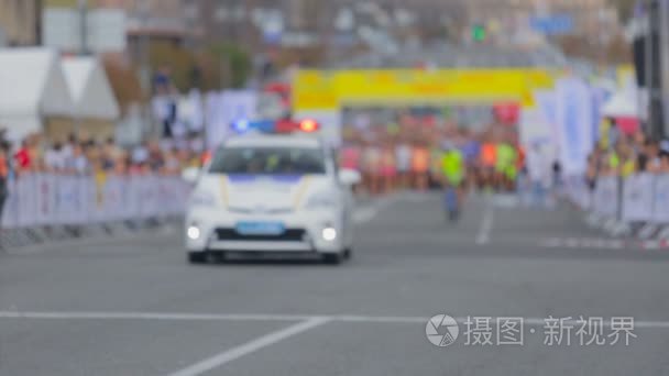 警车在城市马拉松比赛中开灯视频