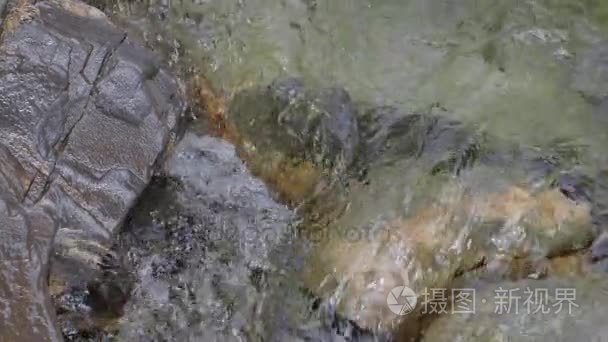 水在山区河流在慢动作视频