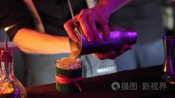 鸡尾酒制剂对酒吧柜台视频