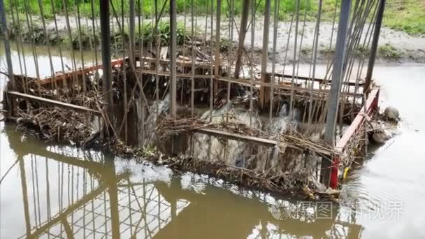 污水下水道水被排进油底壳视频