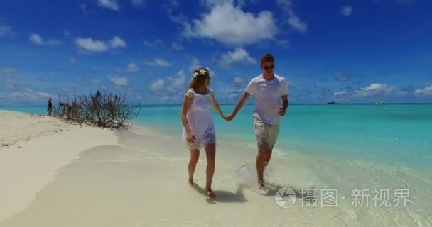 v07532 马尔代夫白色沙滩 2 人一对年轻夫妇男人女人走在一起爱在阳光明媚的热带天堂岛上水上蓝蓝的天空海洋水 4 k