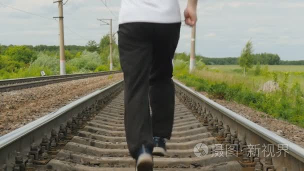 体育制服一名男子在轨道上运行。他跟随他的健康状况、 运行交叉、 积极的生活方式