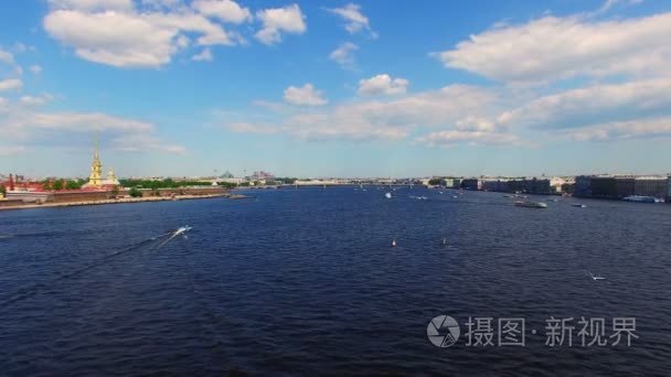 在涅瓦河上的圣彼得斯堡鸟瞰图视频