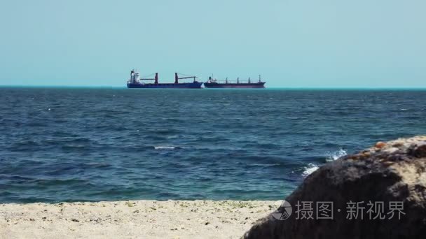 大型货物航运船沿着海边移动视频