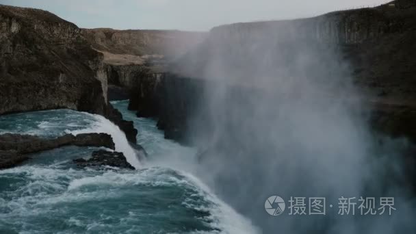 在冰岛泡汤瀑布的美丽景观。流动的水，泡沫和水花从悬崖上落下