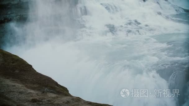 风景优美的水花和泡沫水观。在冰岛泡汤瀑布的美丽的风景