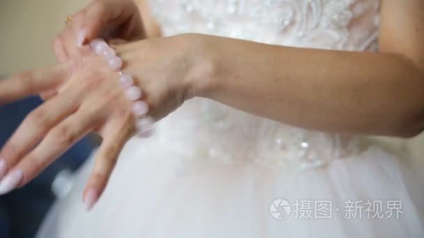 新娘穿着这条项链在她的手臂上视频