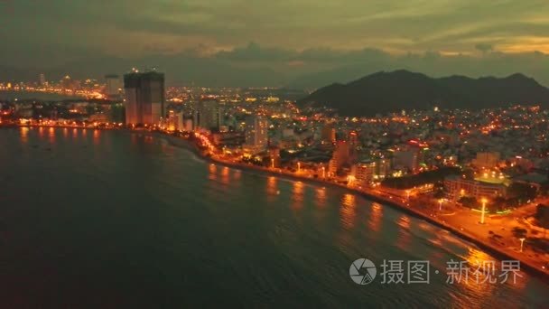 夜晚的城市跨越海洋海湾视频