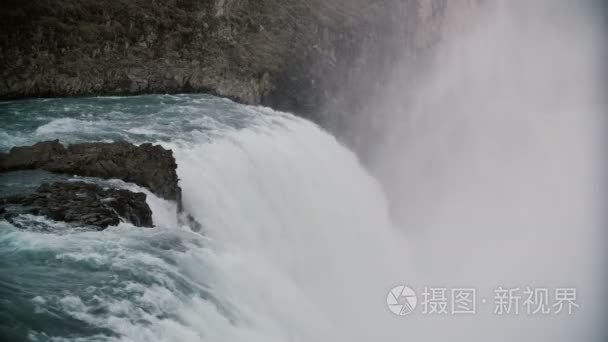 在冰岛泡汤瀑布的美丽的景色。湍流流动的水，泡沫、 飞溅和雾