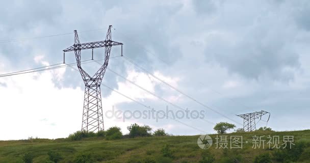 高压铁塔天空视频