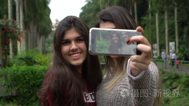 姐妹们采取自拍照在雅尔丁植物学-植物园-圣保罗，巴西