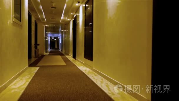 走在酒店长光走廊视频