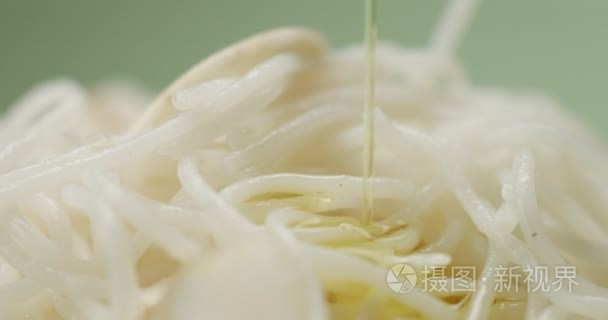 橄榄油倒在米粉视频