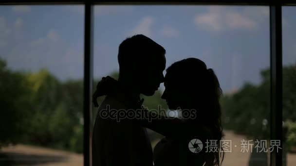 恩爱夫妻拥抱和亲吻在黑暗中视频