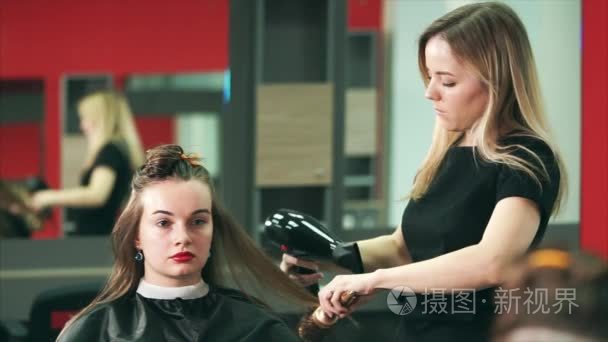 在美容院的头发造型女顾客和美发师短视频