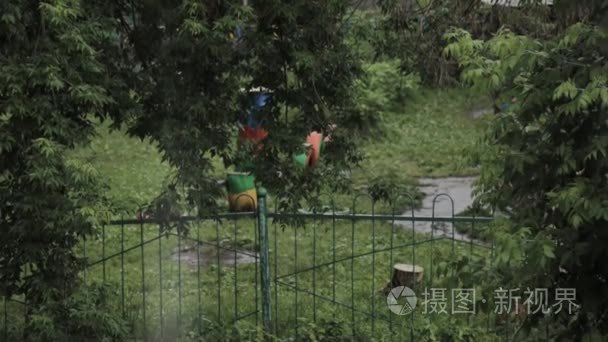 在雨天空儿童游乐场视频