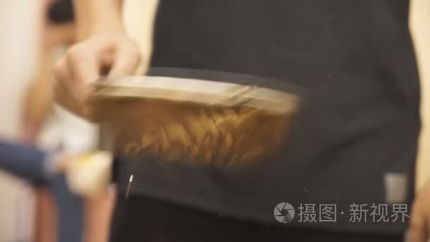 在锅中炒咖啡豆的传统工艺视频
