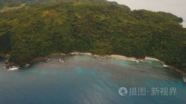 与热带岛屿、 沙滩、 岩石和波浪的海景。卡坦端内，菲律宾