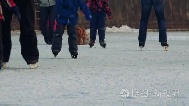 成人和儿童在冰冻的河面上滑冰视频