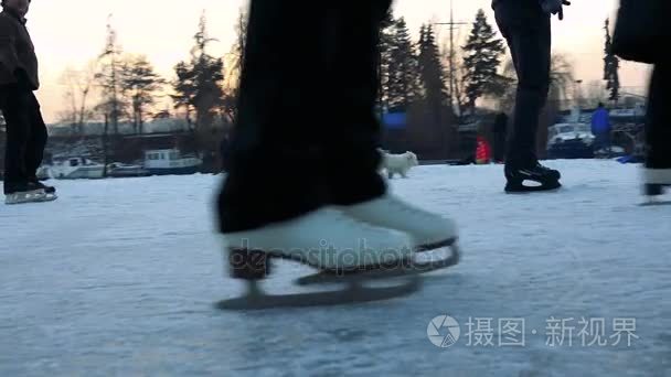 在冰冻的河面上朋友冰滑冰视频