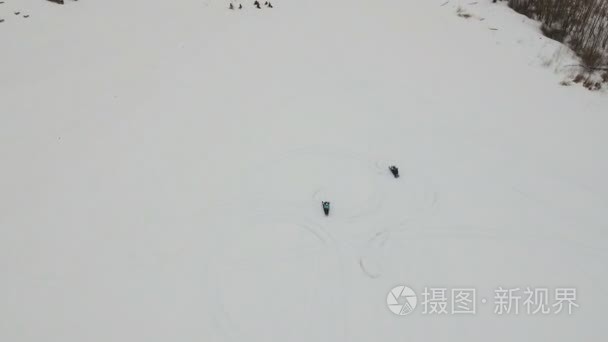 赛车在雪地上视频