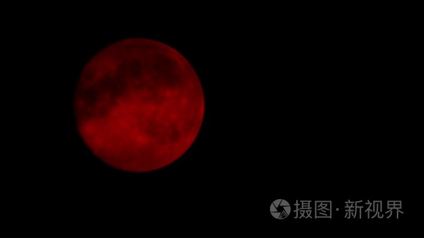 红月亮在多云的夜晚特写