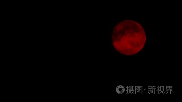 红月亮在多云的夜晚