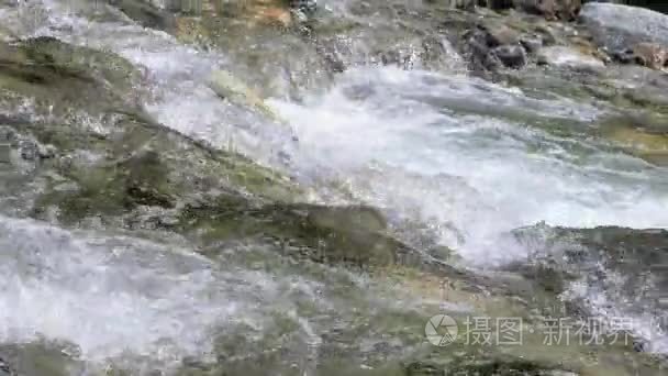 水在山区河流在慢动作视频